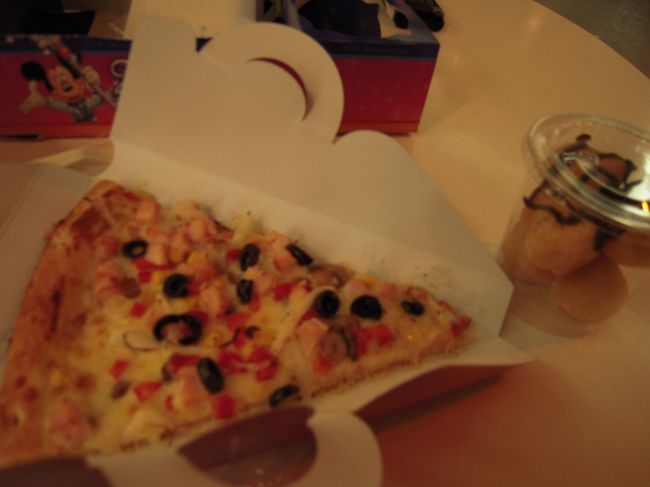 パンギャデラティックピザポートのピザセット。<br />ピザにシュークリーム、ドリンクがセットになってます。<br />写真のものはチキンベジタブルのピザ。<br />25周年スペシャルセットということで、ずわいがにのピザもありました。<br />