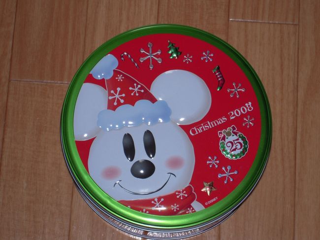 自分たちへのお土産に買ってきました。<br />ビスケットクラムチョコレート。<br />缶がクリスマスっぽくてかわいいです。<br />中はミルク、ホワイト、ストロベリーの3種類のチョコが入ってます。