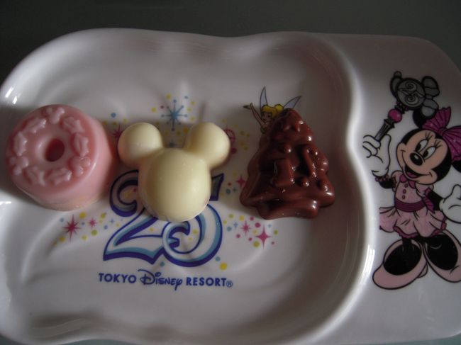 ↑の缶に入ってるチョコレート。<br />左からいちご、ホワイト、ミルクチョコです。<br />下のプレートは25周年記念のスーベニアプレートです。<br />ツインシューを買うとついてきます。<br />私はこのプレートがほしくてツインシューをたべました（笑）