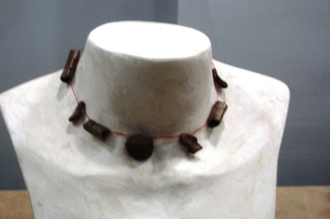 山頂洞で発見された古代人の装飾品です。紐は復元品ですが、ネックレスです。