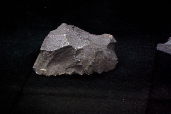 同じく第十五層から発見された旧石器類です。『削る用の石器』です。『切る用の石器』と微妙な違いです。