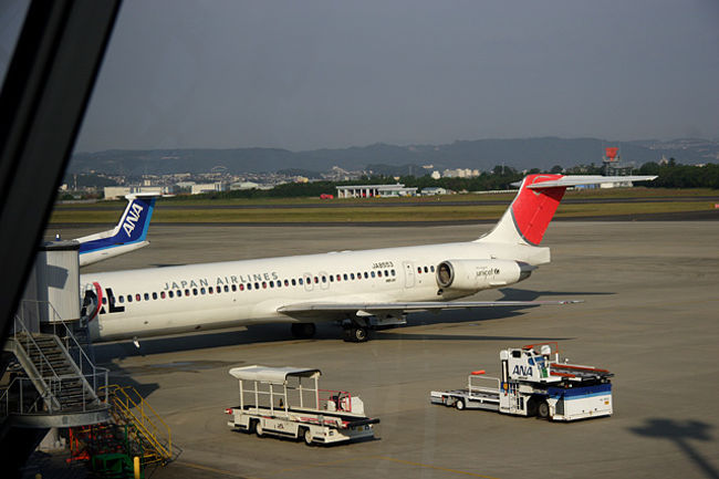 座ったり、散歩したり、飛行機撮ってみたり。。<br />こういう場所で出来る事は限られているから・・・<br /><br />下手に座っているとウトウトしてしまいそうで、<br />折角早起きしてここまで来たのに、ベンチでウトウト<br />寝てしまって、その間に飛行機が飛び立っちゃうんじゃ〜笑っても笑いきれない^0^;<br />飛行機に乗って着席するまでは、瞼を閉じない事にしました。