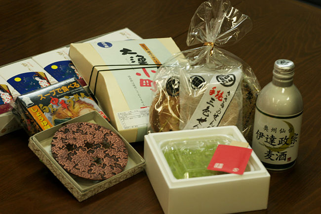 そんでもってお土産色々です。<br />こうして見ると、食べ物が多い^^;<br />これは思考回路がそんなんだと思うけど、これじゃ〜<br />痩せるなんて事は無理だな・・・