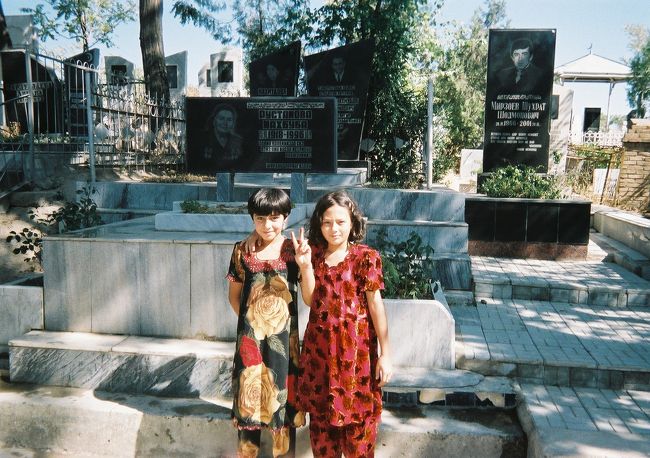 シャーヒズンダ廟群の上にはお墓が集まってます<br /><br />そこで声を掛けてきた子供たちを撮ってあげました<br /><br />服がしぶい・・・<br />