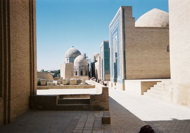 シャーヒズンダ廟群<br /><br />日陰に入り少し休みます<br /><br />それにしても太陽光線が半端じゃないです