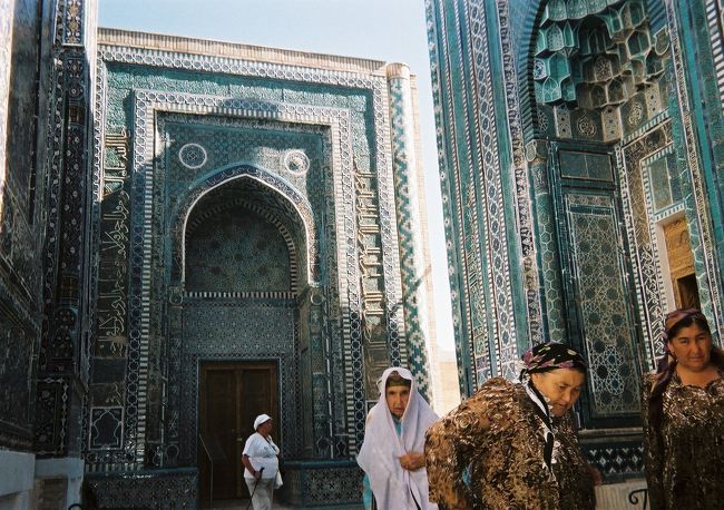 シャーヒズンダ廟群<br /><br /><br />おばあさんたちの民族衣装がとても良いです<br /><br />絵になります