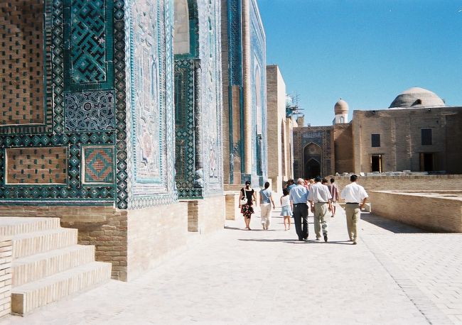 シャーヒズンダ廟群<br /><br />いくつもの廟が固まって並んでます<br /><br />それにしても空の青さとタイルの青さがマッチしています