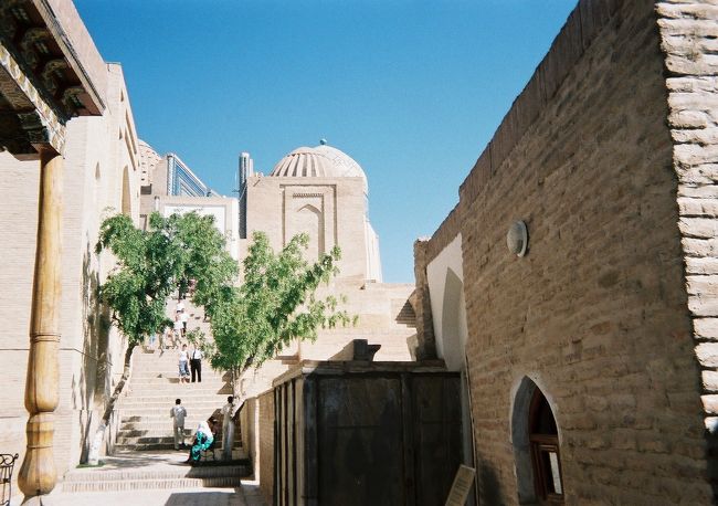 シャーヒズンダ廟群<br /><br />サマルカンドで個人的に一番好きになりました。