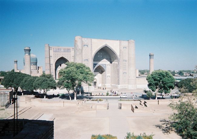 ３日目、サマルカンド観光<br /><br />ビビハニム廟からビビハニム・モスクを望んで撮ります<br /><br />空の青さと遺跡の青が非常に良く合います