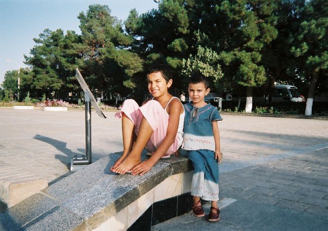 レギスタン広場で遊んでいた姉妹<br /><br />いつまにか子供たちに囲まれていました<br /><br />日本人、大歓迎みたいで、すぐ声を掛けられます