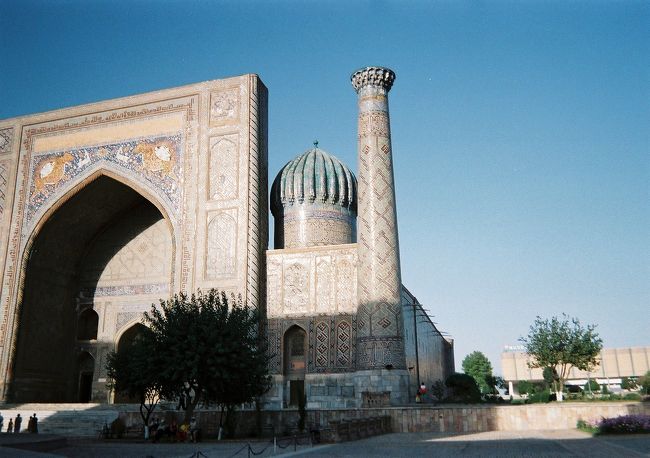 レギスタン広場のシェルドル・メドレセです