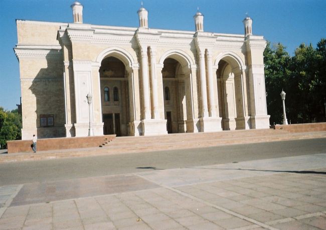 最終日、タシケントに戻りました。<br /><br />ナヴォイ・オペラ・バレエ劇場です。シベリヤ連行された日本人たちが建てたそうです