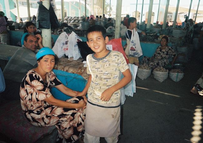 シャフリサーブスのバザール<br /><br />果物ジュースがおいしかったです