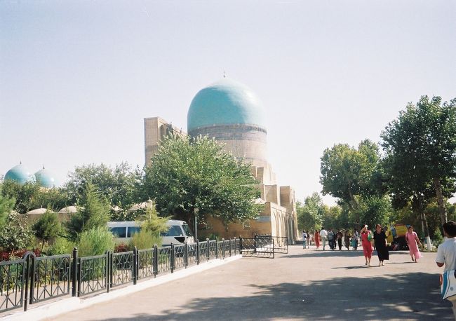 サマルカンドで日本語を勉強している学生に出会い、シャフリサーブスを案内してもらいました。<br /><br />タクシーを使って、タフタカラチャ峠を通り、シャフリサーブスに行きました。<br /><br />シャフリサーブスのドルッティロヴァット建築群です