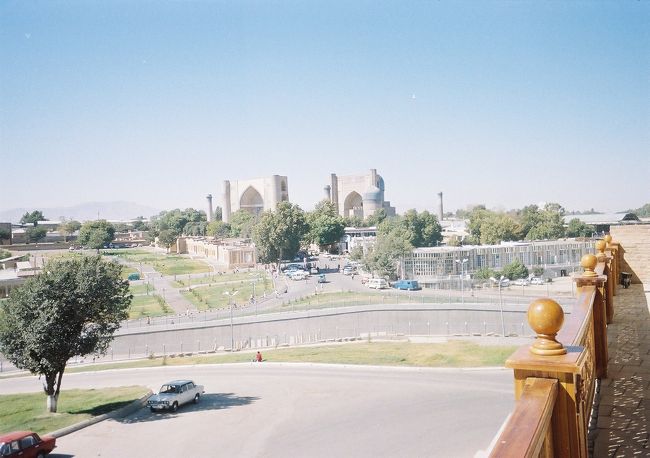 ハズラティ・ヒズル・モスクのテラスからの眺めです<br /><br />ビビハニム・モスクが見えます