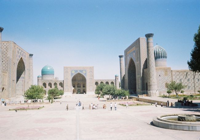 昼間のレギスタン広場<br /><br /><br />とても暑いです。焼けそう・・・