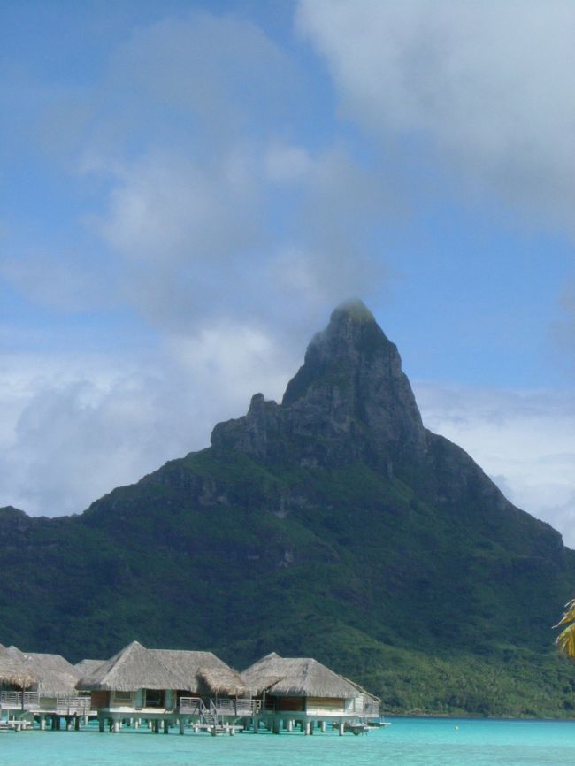 ビーチからオテマヌ山を望む