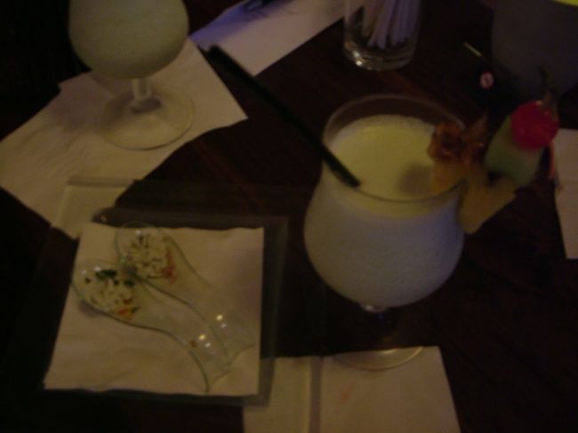 ハッピーアワーは1for2<br />ここで軽く飲んでから夕食へ<br /><br />レストランの食事は上手く写真が撮れませんでしたが<br />美味しかったです。<br />メニューは英語・フランス語・日本語の３カ国語表示でした。