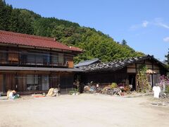 大妻籠集落の途中に、『県宝藤原家住宅』という解説版が建っていた。案内に従い、街道筋を離れて坂を登って行くと、上平という集落があり、その住宅はある民家の敷地内に建っていた。『藤原家住宅』は、長野県内で最も古いといわれるもので、17世紀半ばぐらいに建てられたものだそうだ。屋根に石を載せた建物は、信濃の古民家でよく見かける特徴だ。