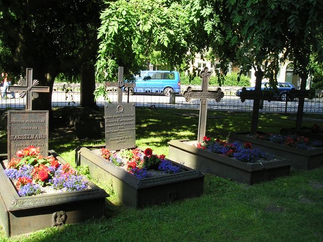 聖マリア教会入り口の前にあるお墓