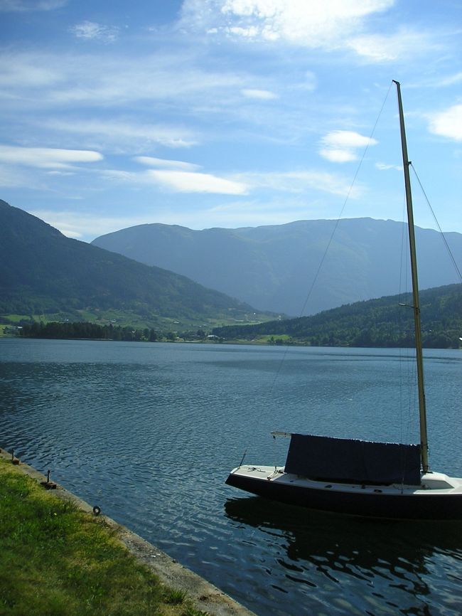 周辺の風景を眺めながら、しばしの舟待ちです。