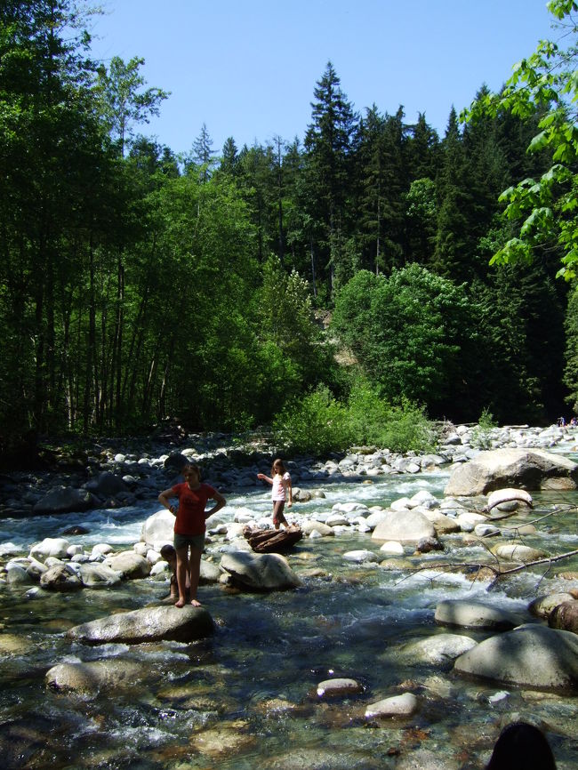 谷を下ると、きれいな川が流れていました。