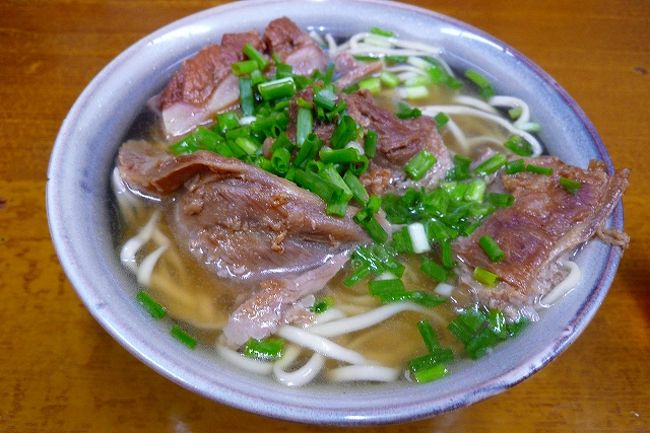 「亀かめそば」沖縄そば屋さん<br />なんこつそば５００円がおいしかったです。<br />肉をあまり好きでない連れもおいしく<br />完食しちゃいました。<br />観光客もいましたが、地元の人やトラックの<br />運転手さんなども来ていました。