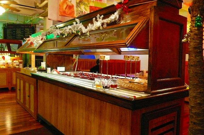 「オーシャンズピザ」<br />１人１０２９円でピザ、パスタ、カレー、サラダ、<br />ドリンクバーが飲み放題、食べ放題です。<br />味は普通ですが、お腹いっぱい食べれて満足。<br />客はコーヒーを飲んでいた２人に私たちだけ。<br />それでも食べ放題用にピザを焼いてくれました。<br />（焼きたて）