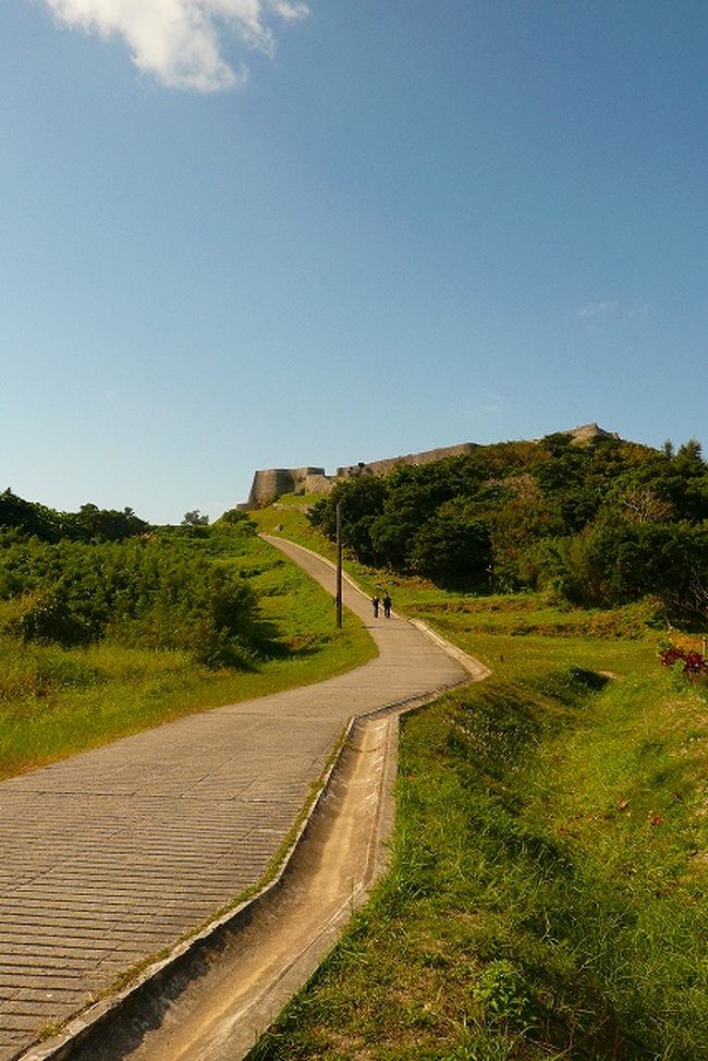 「勝連城跡」世界遺産<br />世界遺産なのに無料で入れる施設なんて。<br />ここも２組ぐらいしかいませんでした。<br />風が吹いて海が見下ろせて本島に気持ちいい場所でした