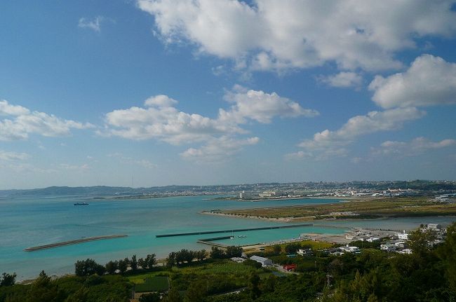 「勝連城跡」<br />一番上から海中道路が見渡せます。<br />ただし、一番上までは急な階段があります。