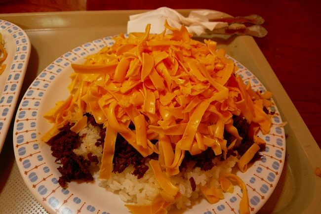 「キングタコス」<br />チーズタコライス。<br />ソースは掛け放題なんですが、野菜ないと<br />ちょっときつい・・・。