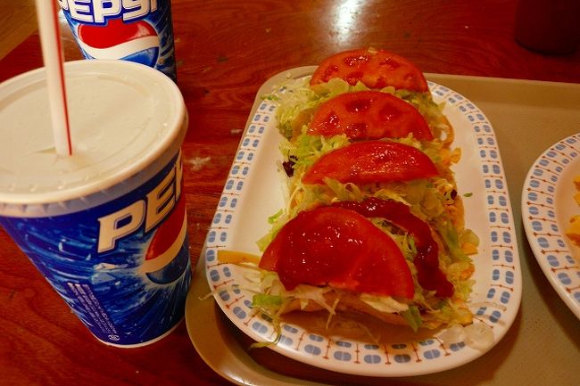 「キングタコス」<br />タコス。<br />うーん、タコライスともに大味な感じです。<br />ジュースＭ１５０円は安め？