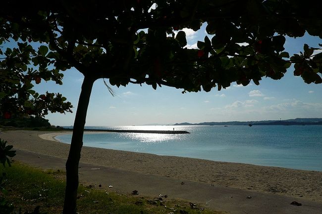 「浜比嘉島ビーチ」<br />人気のないビーチです<br />隠れビーチですかね？<br />地元の人が腰まで使って釣りをしていました。<br /><br /><br />