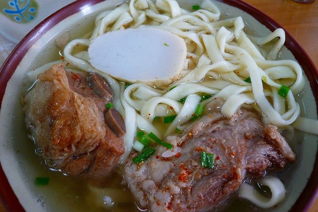 「中山そば」<br />ここのそばもおいしかった。<br />ソーキソバ（中）６００円<br />製麺所が併設？とあって麺がおいしかった。<br />軟骨も骨まで食べられました。