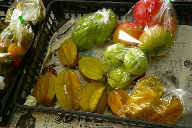 「道の駅　今帰仁の駅　そーれ」<br />スターフルーツ、なんと大きいのが８０円<br />小さいのが６０円。２個購入。<br />帰りに空港でみたら３００円もしたぞ〜<br />（形も色もそりゃいいけど）