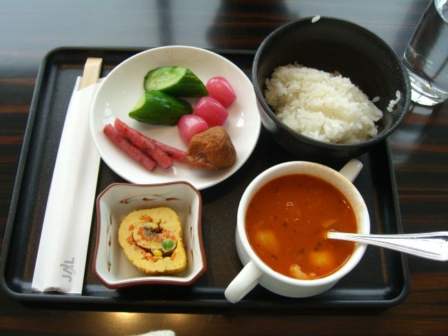 早速、ここで朝食をばっ！<br />ビュッフェになっているので、自分の好きな物が取れます♪<br />時間的にまだ「朝」だったので、とりあえずこんだけー・・・ww。<br />「後15分ほどしたら、お昼のメニューになるんだってー」<br />ほうほう、ヽ(´―｀)ノﾏﾝｾｰ