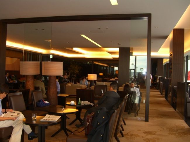 場所を替えて、食後のカフェラテをまったりと飲む。<br />あ゛――、タダで飲み食いしたし、人も少なくて静かだし、いいねぇ・・。<br />その後マッサージチェアで、お約束のマッサージww。<br />ほにゃほにゃ・・してたら、搭乗時間になる。<br /><br />ミールサービスを受けるも、お腹いっぱいで、あまり食べられずww。<br />機内販売で、お約束の「アンチエイジング」の化粧品をゲットすると、心残りなく寝る。