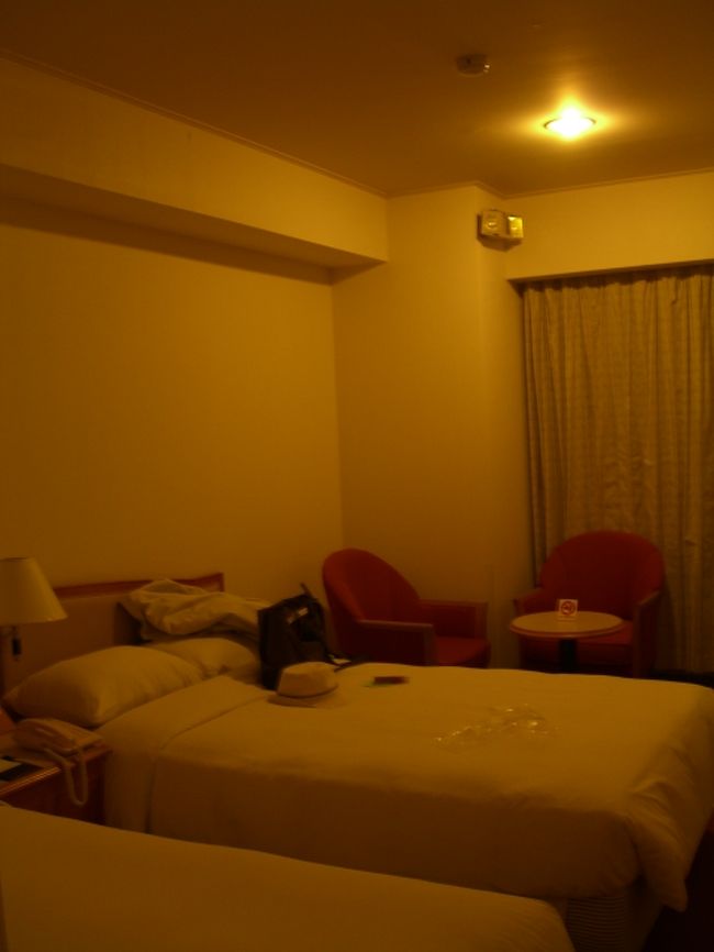 バスは高速を飛ばして、市内に入ると一般道に下りる。<br />そこから何箇所が止まり、私たちの降りるバス停で止まると、運転手さんが「サンルート」と言って、荷物を下ろしてくれた。もう一度「サンルート」と言っ、て指差す方を見ると、建物に大きく「サンルート」と書してあった。「しぇしぇ」と言って降りた。<br />信号を渡って、ホテルへ。チェックインして、部屋に入る。<br />日本でも有名な、ビジネスホテル。「そのままです」とのクチコミ通り。狭いが清潔な部屋。一泊だけなら、文句なし。