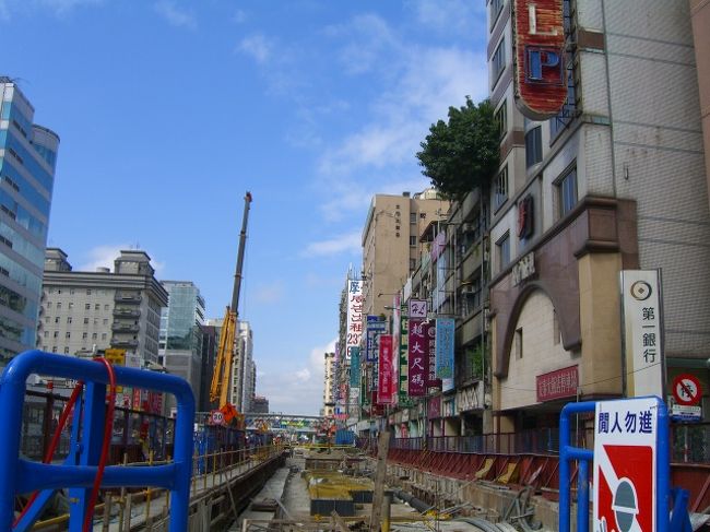 翌朝―！起きても、まだ腹の虫が収まらない(#ﾟДﾟ) ﾌﾟﾝｽｺ！<br />朝食を食べながら、「いちおー、クギリとして、謝って！」と夫に要求。夫は素直に「ごめんねぇ〜」<br />ふんっ。これで許すことにする。<br />さて、今日の予定は・・・？<br />MRTに乗り、隣の駅で降りて、「孔子廟」と、そのすぐ近くの「行天宮」。それから、タクシーを拾って、忠烈し。そこからまたタクシーで故宮博物館。一旦、故宮からタクシーでホテルに戻り、次なる滞在ホテル「ロイヤル・タイペイ」へ移動ののち、お土産物やさんに雪崩れ込む・・・と。<br />「以上のようになっております・・」私が説明。「よし！仕度して行くぞ！」<br />MRTの駅に向かって、すっかり暑くなった街中に出る。