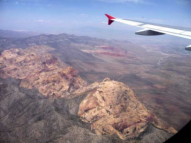 ロサンゼルス経由でなので、<br /><br />成田→（９時間のフライト）→ロサンゼルス<br />ロサンゼルス→（１時間のフライト）→ラスベガス<br /><br />って感じでようやくラスベガスに到着〜。<br />初めて降り立つアメリカ本土。赤土がいかにもアメリカ！