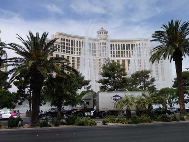 タクシーでホテルまで行きます。<br />タクシー乗り場は長蛇の列でした(;'Д`) <br /><br />陽気なドライバーさんと適当に会話してベラージオ到着。<br />チップ込みで20ドル弱くらい。<br />