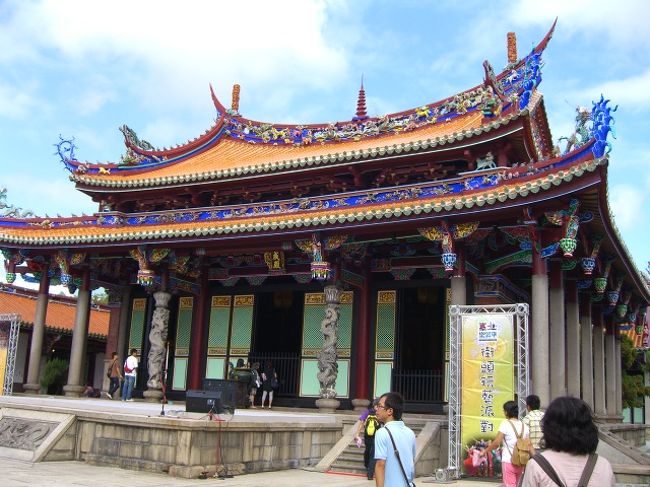 一駅目で降り、「さて、孔子廟は・・・っと」「あ、あそこに書いてある」<br />矢印の看板を見つけ、歩き出す。下町いう風情の道を歩きながら、「まだかなぁ？」<br />それらしき建物はない。「本当にこっちでいいのかなぁ？」少し不安になりつつ前に進むと、中国風の壁が見えた！「あっ、ここだぁ！」壁に沿って、ぐるりと回り込むと入り口があった。<br />庭を抜けて、中へ。何故か境内？で、ハワイアンを演奏する人ありww。<br />(゜-゜)うーん・・でもハワイアンに聞こえないんですけど・・ww。