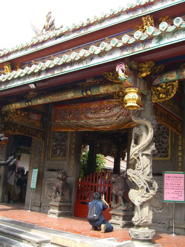 中国式の派手な建物を愛でつつ、お参りもして、「次、行天宮―！」<br />「行天宮」は、昔のお医者さまを祭っているそう。ここは孔子廟のすぐそばなので、迷うことなし。<br />中に入り、これまたお派手―な建物を鑑賞ww。屋根のてっぺんで、龍が踊ってますよww。(-∧-；)　ﾅﾑﾅﾑ
