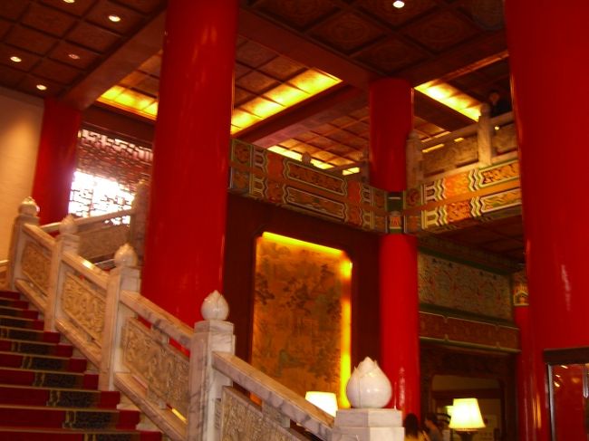 うろうろ・・・して、入り口を出ると、ドアマンが日本語で話しかけてくれた。<br />「じゃぱにーず　OK？」うんとうなづくので、「あちらの人たちは、何ですか？」とTVクルーを指差して聞いてみる。「てれびじょん　すたっふ」「誰か泊まっているのですか？」ドアマンのおじさん、ここら辺から日本語が怪しくなるww。ボールペンを出して、手に書こうとするので、私はすかさずメモを取り出し、これに書いて・・と、渡す。<br />さて、そこから筆談の始まり〜ww。「TV」と書くおじさん。「有名人？」と書く私。何やら中国語で近くの同僚と話してから、名前らしきものを書くおじさん。「おー・・・。あいどんのぅ」と私が言うと、おじさんがっかりする・・・ww。<br />しかし、どうやら、お国のお役人さんが泊まっているらしい。それも「えらいさん」は11月3日に来るけど、今はその前座？さんらしい。<br />日本人のおばちゃんの、わけわからん質問にも、丁寧に答えてくれるグランドホテルのドアマンは、さすがだねぇー。<br />それだけの情報をゲットして、夫のもとに戻る。<br />しばらくホテルの中をうろうろして、写真などを撮り、「そろそろ時間だから、行こう」とタクシーに乗る。