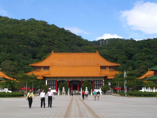 ホテルから「忠烈祀」までは、すぐ近く。入り口に衛兵が、じっと立ている。入ると、だだっ広い広場の遥か向こうに、建物が建っている。日陰のないところを「暑いなあ」と思いつつ、歩いて向こうを目指す。あまり観光客もいない