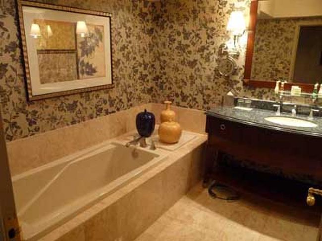 バスルームには、なにやら大きな壺！<br />だが、蓋は開かない。<br /><br />この後、浴槽に張ったお湯を捨てる際に水抜きの栓が見当たらず<br />壺のポッチを押したりもして、終始いじくられる羽目になるこの壺･･･。<br />（結局単に、栓を手で上げるアナログ仕様なだけでした。）<br /><br />4000ある客室のどのくらいの部屋にこの壺が置いてあるのかは分からないけど、<br />壺会社もウハウハですな(笑)<br />壺×3×4000=12000壺。<br /><br />たぶんスイートには壺が10個くらい置いてあるんでしょうね。