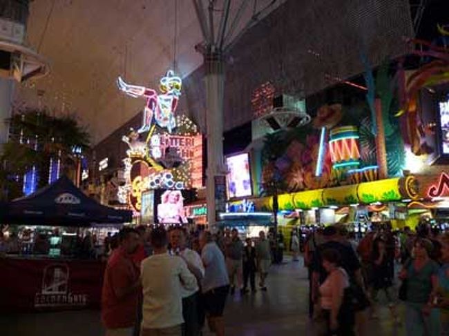 ダウンタウンのフリーモントへタクシーで移動。<br />ものすごく派手で大きな商店街って感じ？