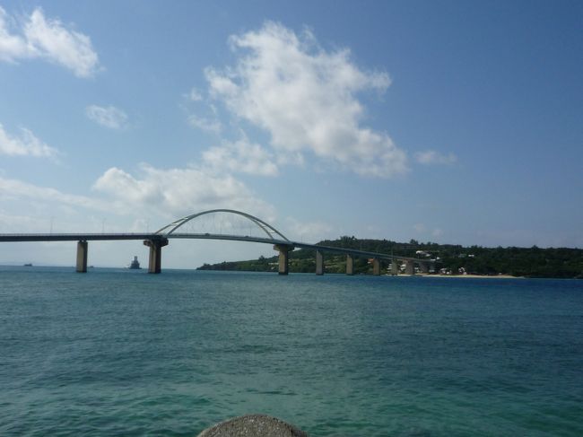 瀬底島へ渡る橋です。<br /><br />橋から程近いマックスバリューの駐車場から<br /><br />撮った写真です。<br /><br />スーパーからこの景色！！<br /><br />地元の人は当然ながら誰も気にせず　買い物してます