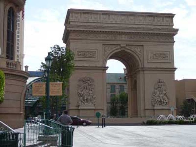 まずは向かいのホテル・パリスに移動。<br />目の前のホテルなのにベラージオ〜パリス間は徒歩１０分くらいかかる。<br />噴水を大回りしないといけないせいで･･･。