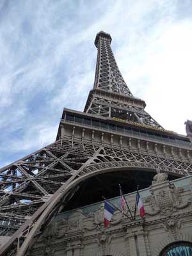 パリスの付属品シリーズ、エッフェル塔。こちらも大変巨大です。